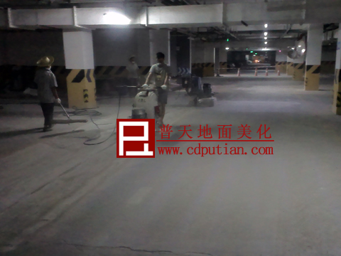 郫县车库地坪起砂处理打磨中